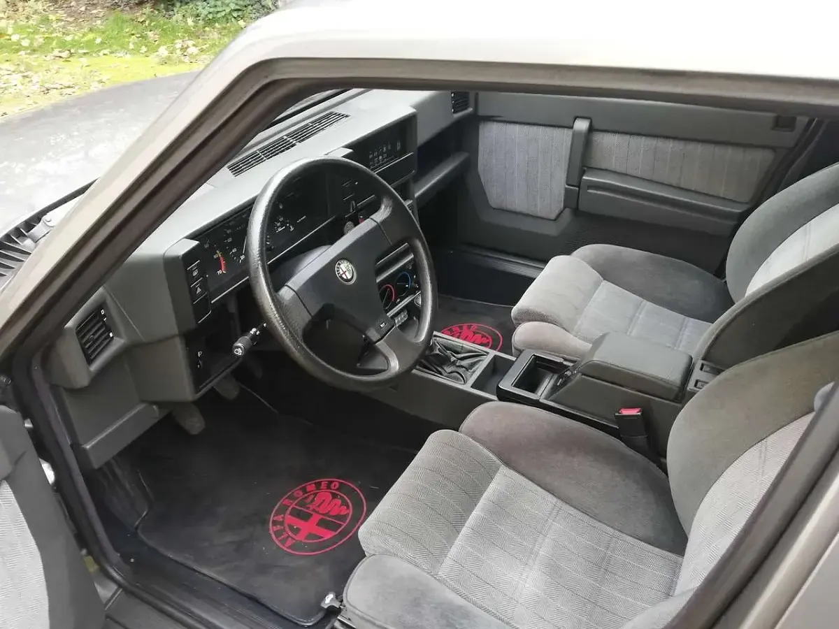 Używany Alfa Romeo 75 120 KM (88 kW) 1991 Szary Sedan/Limuzyna
