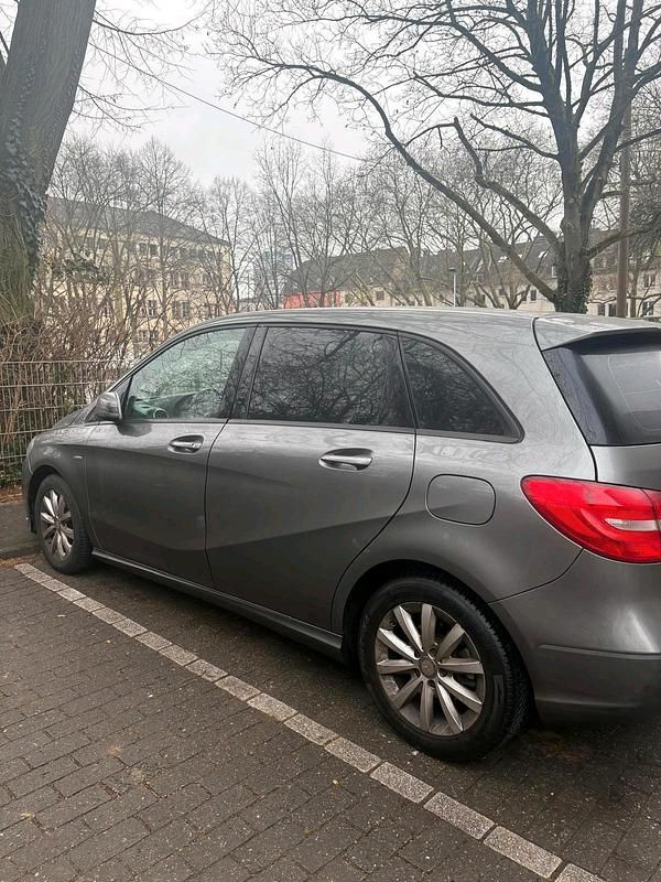 Gebraucht Mercedes 180 122 PS (89 kW) 2012 Grau Limousine