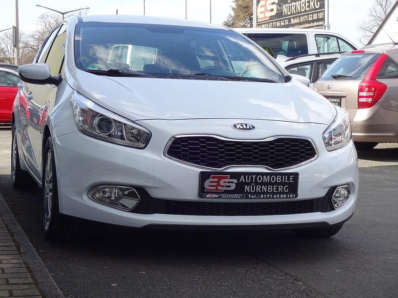 Gebraucht Kia Ceed Attract 99 PS (72 kW) 2014 Weiß Kleinwagen