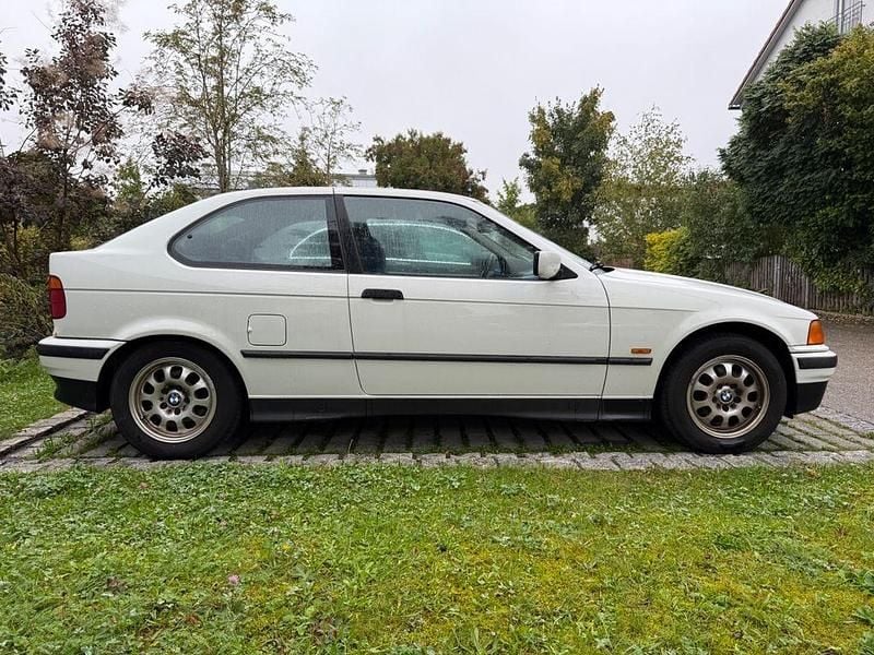 Weiß Gebraucht 1998 BMW 316 Compact Kleinwagen | 990 € (Superpreis) - Bild 1/4