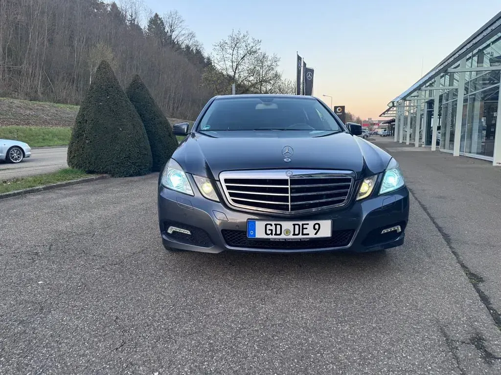 Gebraucht Mercedes E250 Avantgarde 204 PS (150 kW) 2009 Grau Limousine