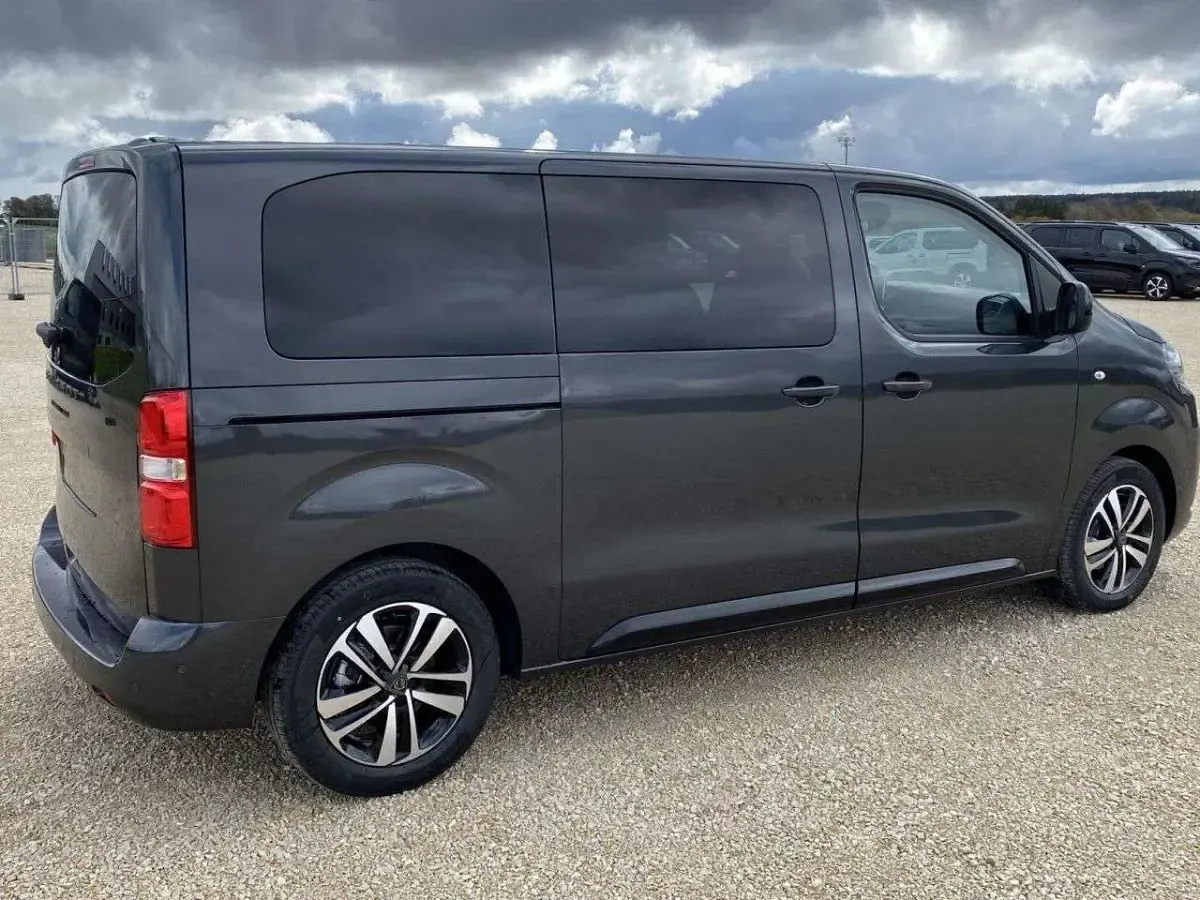 Neu Peugeot Traveller Allure 177 PS (130 kW) 2025 Titanium grau Van / Kleinbus