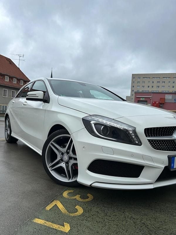 Weiß Gebraucht 2015 Mercedes A180 Kleinwagen | 10.999 € (Fairer Preis) - Bild 1/4