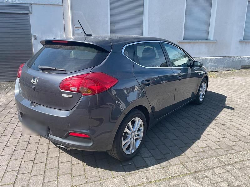 Second-hand Kia Ceed 128 CP (94 kW) 2015 Gri Hatchback