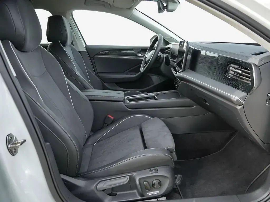 Gebraucht VW Passat Business 150 PS (110 kW) 2025 Oryxweiß perlmutteffekt Kombi