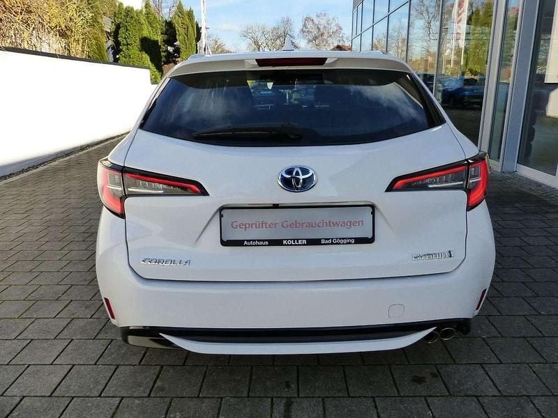 Gebraucht Toyota Corolla Business Edition 184 PS (135 kW) 2020 Schneeweiß 040 / folierung rot Kombi