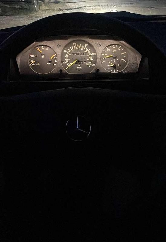 Gebraucht 1990 Mercedes E250 Limousine | 8.000 € - Bild 1/4