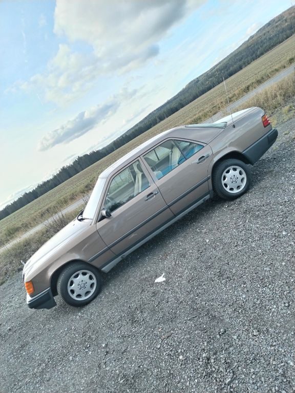 Gebraucht Mercedes 200 75 PS (55 kW) 1989 Braun Limousine