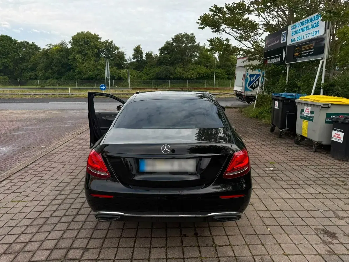 Gebraucht Mercedes E220 194 PS (142 kW) 2019 Schwarz Limousine