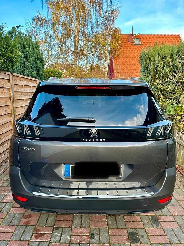 Grau Gebraucht 2021 Peugeot 5008 Van / Kleinbus | 27.000 € (Superpreis) - Bild 1/4