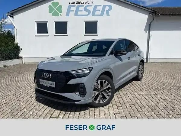 Kieselgrau Gebraucht 2022 Audi Q4 Sportback e-tron Ambiente SUV | 27.980 € (Fairer Preis) - Bild 1/4
