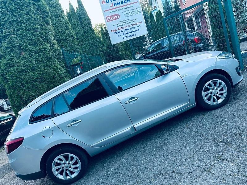 Grau Gebraucht 2015 Renault Mégane III LIMITED Limousine | 5.599 € (Superpreis) - Bild 1/4