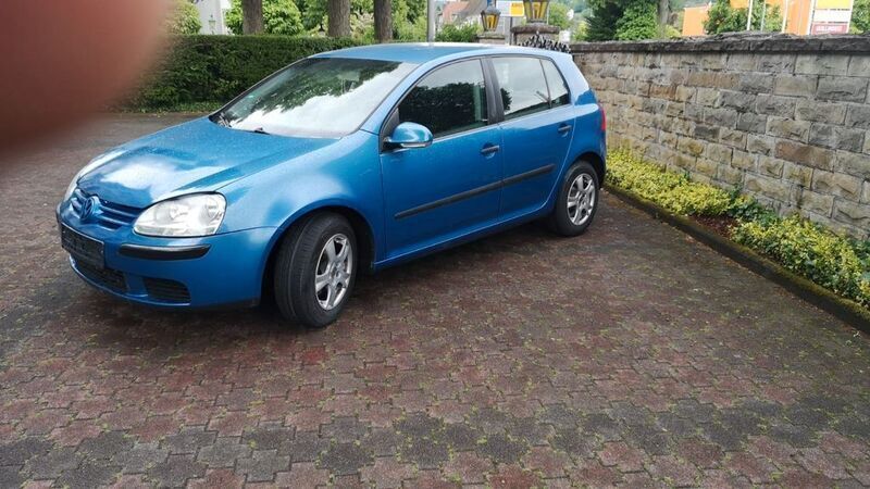 Blau Gebraucht 2004 VW Golf V Limousine | 3.100 € - Bild 1/4