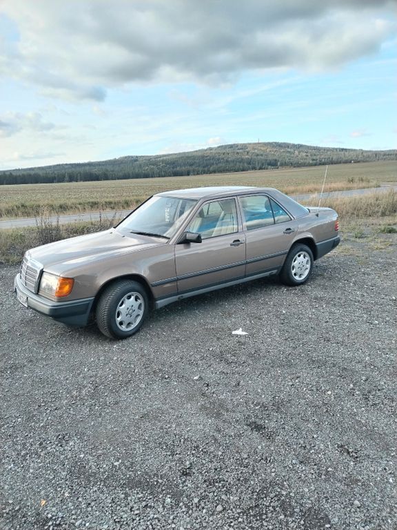 Braun Gebraucht 1989 Mercedes 200 Limousine | 11.500 € - Bild 1/4