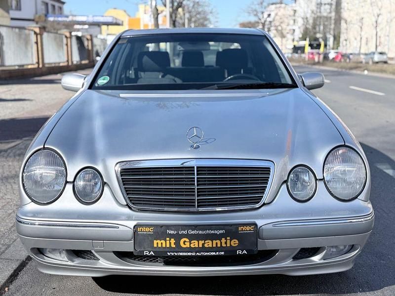 Gebraucht Mercedes E220 Elegance 143 PS (105 kW) 2001 Silber Limousine