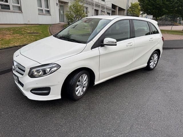 Weiß Gebraucht 2015 Mercedes B180 Van / Kleinbus | 11.990 € (Fairer Preis) - Bild 1/4