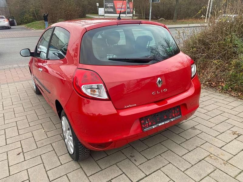 Gebraucht Renault Clio II Expression 75 PS (55 kW) 2011 Hellrot Kleinwagen
