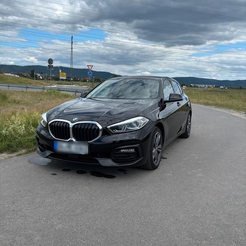 Schwarz Gebraucht 2020 BMW 118 Sport Line Kleinwagen | 19.990 € (Fairer Preis) - Bild 1/4