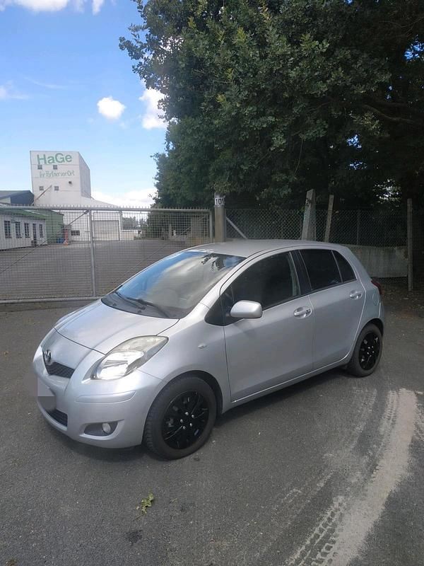 Silber Gebraucht 2011 Toyota Yaris Kleinwagen | 3.590 € (Fairer Preis) - Bild 1/4