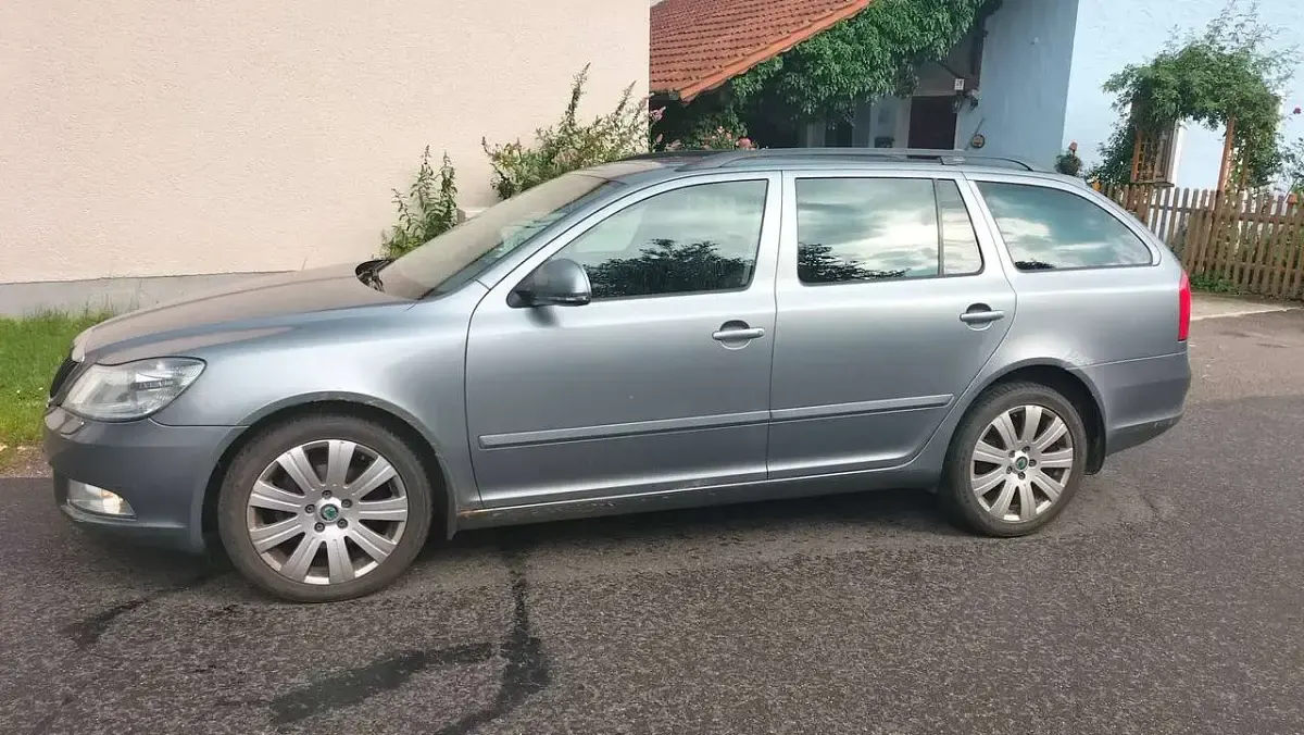 Gebraucht Skoda Octavia Elegance 140 PS (102 kW) 2012 Grau Kombi