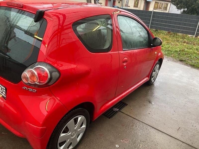 Gebraucht Toyota Aygo 68 PS (50 kW) 2009 Rot Kleinwagen