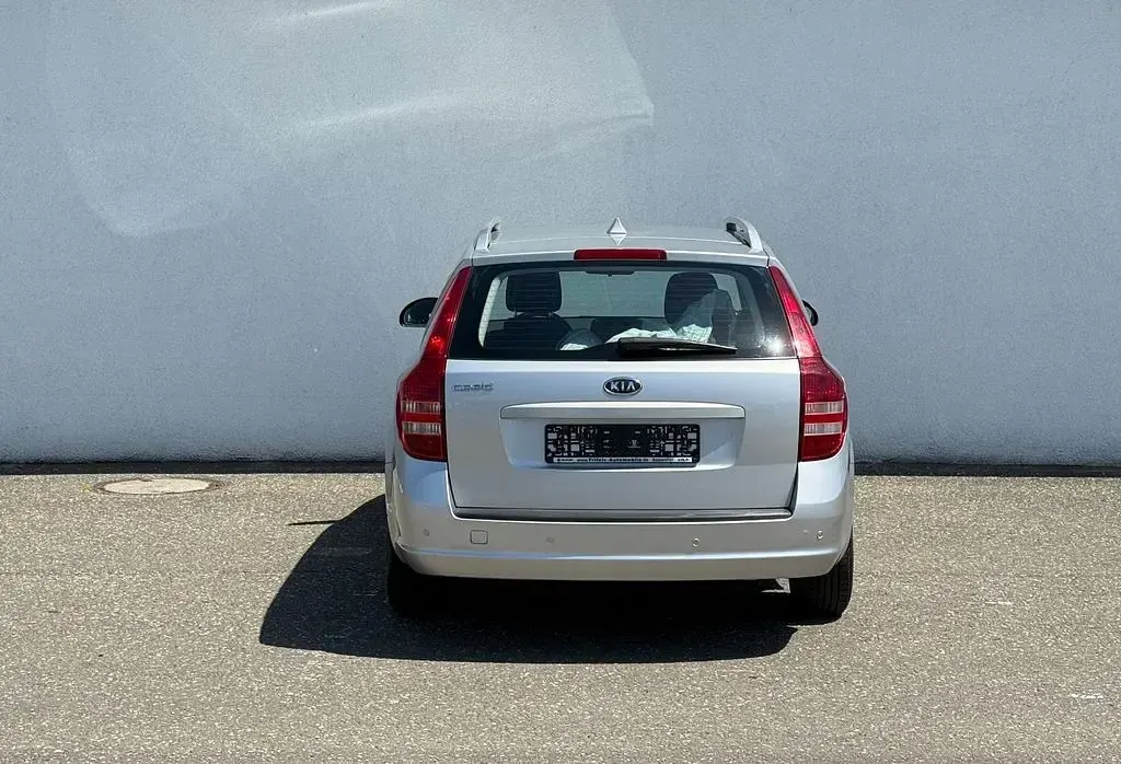 Usado Kia Ceed 126 CV (92 kW) 2008 Plateado Utilitario