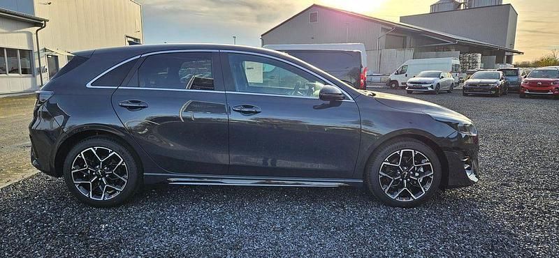 Neu Kia Ceed GT GT-Line 140 PS (102 kW) 2026 Grau Limousine