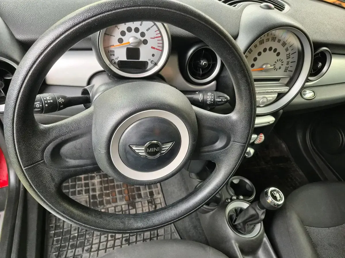Używany Mini Cooper 75 KM (55 kW) 2009 Czerwony Hatchback