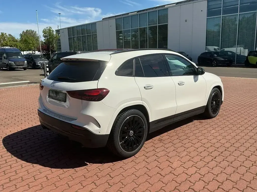 Gebraucht Mercedes GLA200 AMG line 163 PS (119 kW) 2026 Unilack polarweiß SUV