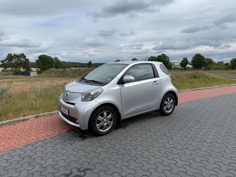 Gebraucht Toyota iQ 90 PS (66 kW) 2010 Silber Kleinwagen