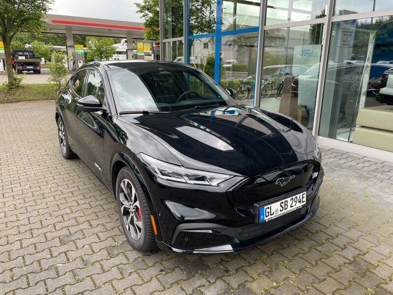 Schwarz Gebraucht 2023 Ford Mustang Mach-E Extended Range SUV | 49.900 € (Etwas zu teuer) - Bild 1/4