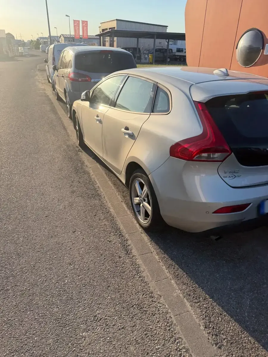 Gebraucht Volvo V40 120 PS (88 kW) 2018 Gold Limousine