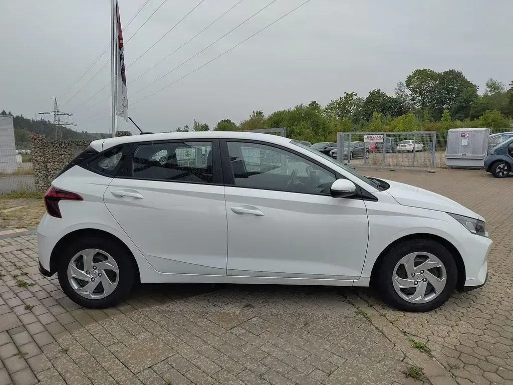 Gebraucht Hyundai i20 101 PS (74 kW) 2022 Weiß Kleinwagen