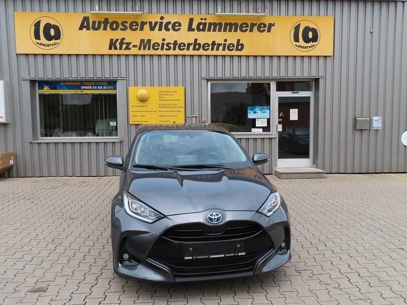 Grau Gebraucht 2022 Toyota Yaris Hybrid Team Kleinwagen | 16.990 € (Superpreis) - Bild 1/4