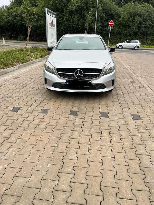 Grau Gebraucht 2017 Mercedes A180 Kleinwagen | 13.100 € (Etwas zu teuer) - Bild 1/4