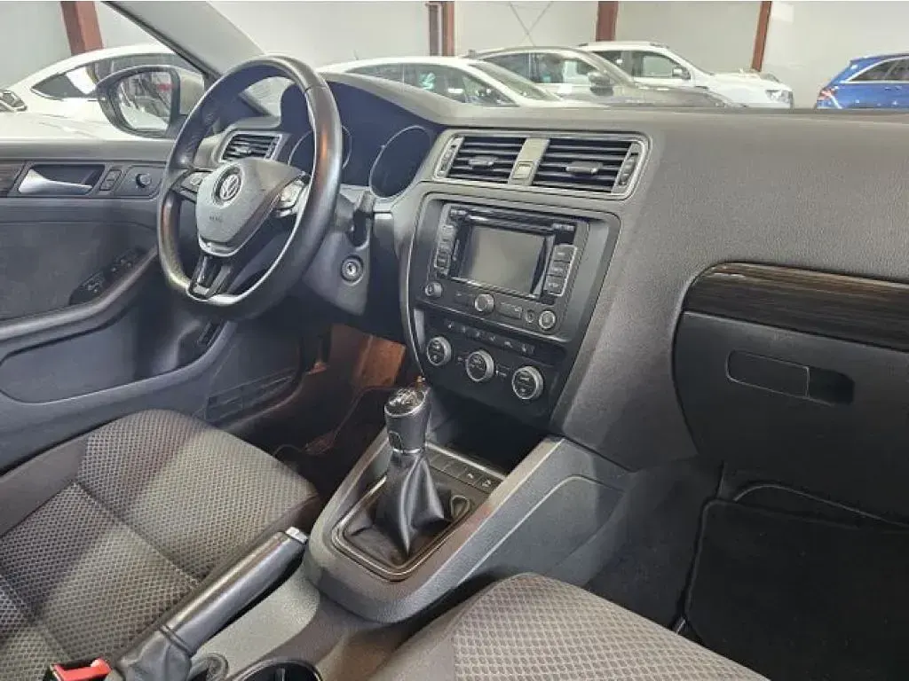 Używany VW Jetta 125 KM (91 kW) 2015 Srebrny Sedan/Limuzyna