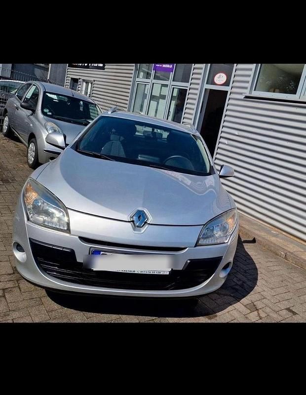 Grau Gebraucht 2010 Renault Mégane GrandTour Kombi | 3.100 € (Fairer Preis) - Bild 1/4