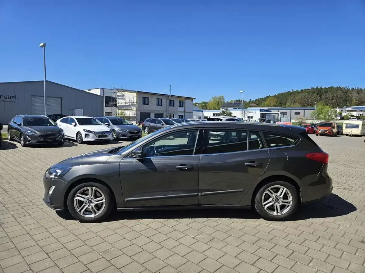 Usado Ford Focus 120 CV (88 kW) 2019 Gris Familiar