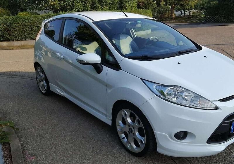 Weiß Gebraucht 2011 Ford Fiesta Sport Limousine | 3.750 € (Guter Preis) - Bild 1/4