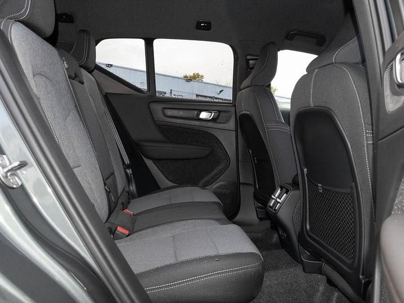 Neu Volvo XC40 Plus 197 PS (144 kW) 2025 Grün SUV