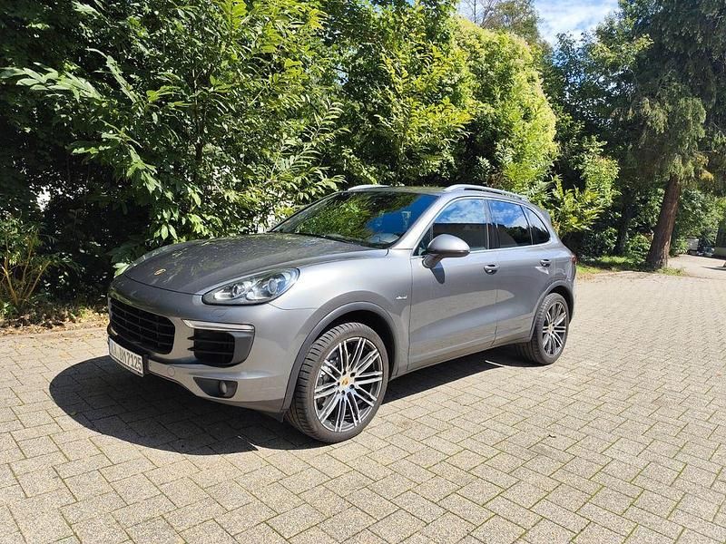 Grau Gebraucht 2016 Porsche Cayenne S SUV | 22.900 € - Bild 1/4
