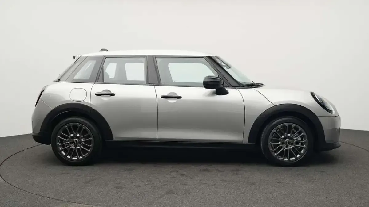 Używany Mini Cooper Classic 156 KM (114 kW) 2024 Szary Hatchback