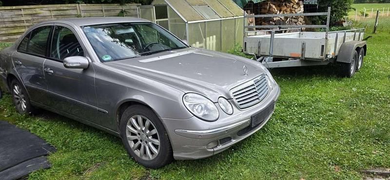 Grau Gebraucht 2005 Mercedes E220 Limousine | 3.990 € (Fairer Preis) - Bild 1/4