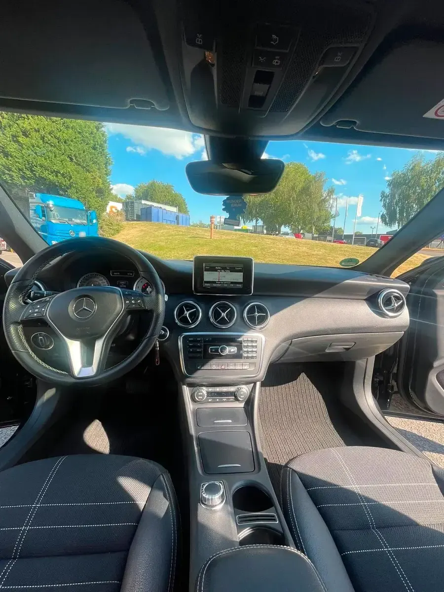 Gebraucht Mercedes A180 122 PS (89 kW) 2014 Schwarz Kleinwagen