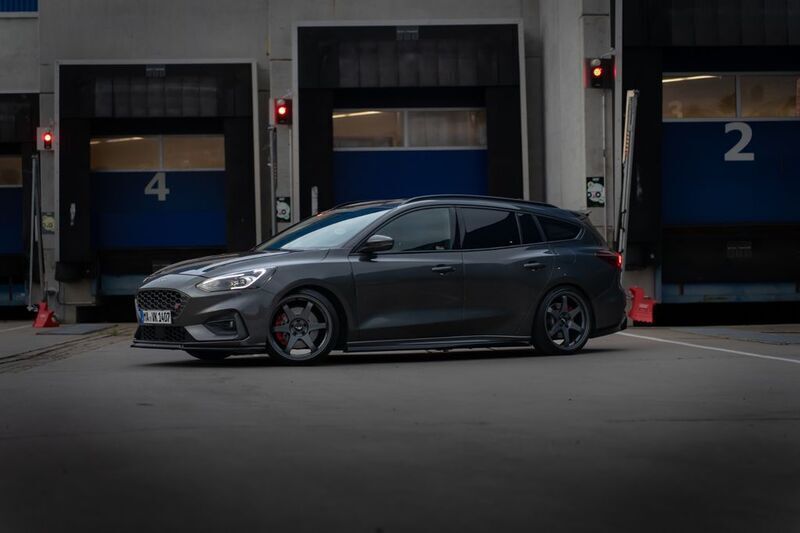 Grau Gebraucht 2020 Ford Focus ST Limousine | 27.000 € (Teuer) - Bild 1/4