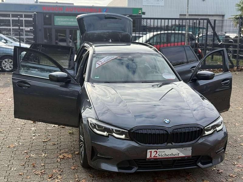 Mineralgrau Gebraucht 2021 BMW 320 Sport Line Kombi | 25.900 € (Fairer Preis) - Bild 1/4