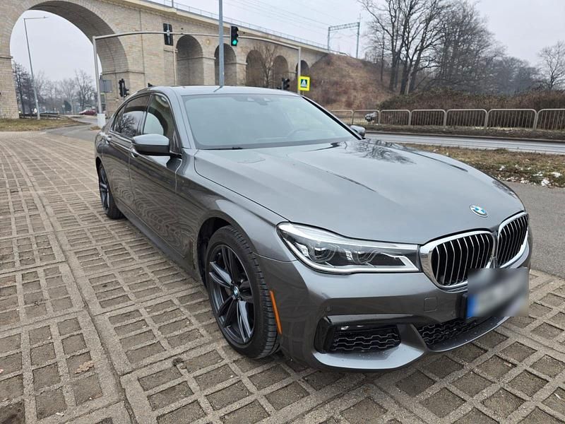 Grau Gebraucht 2018 BMW 750L Sport Line Limousine | 28.600 € (Superpreis) - Bild 1/4