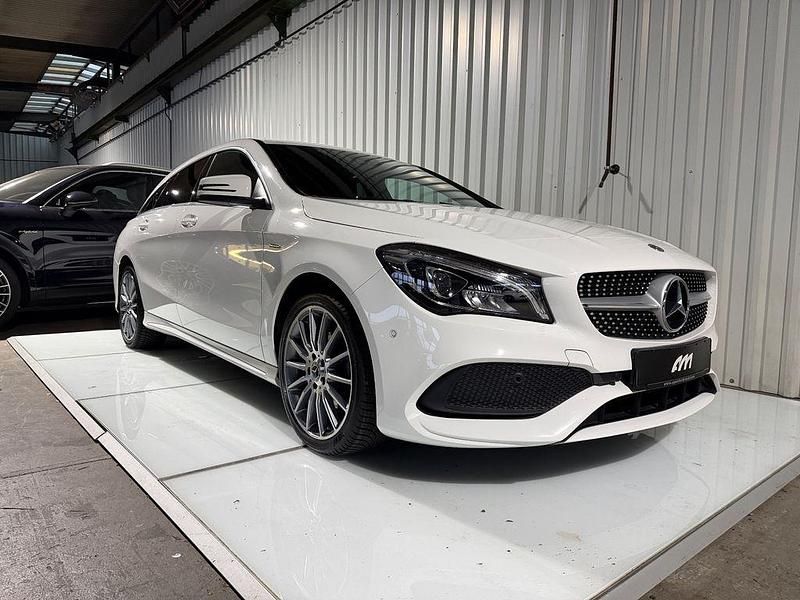 Weiß Gebraucht 2019 Mercedes CLA200 Shooting Brake AMG Kombi | 21.790 € (Fairer Preis) - Bild 1/4