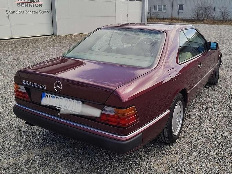 Second-hand Mercedes E300 220 CP (161 kW) 1990 Roșu Coupe