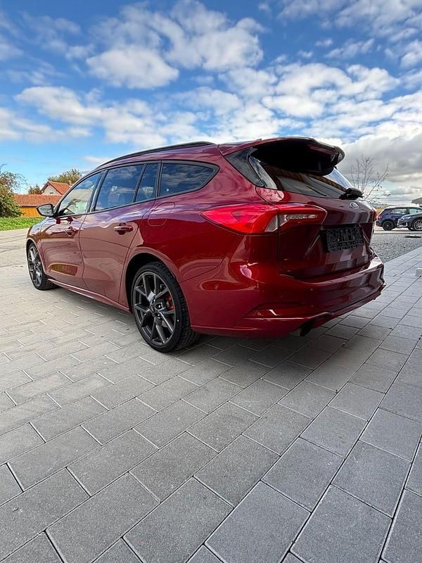 Rot Gebraucht 2019 Ford Focus ST Kombi | 17.900 € (Superpreis) - Bild 1/4